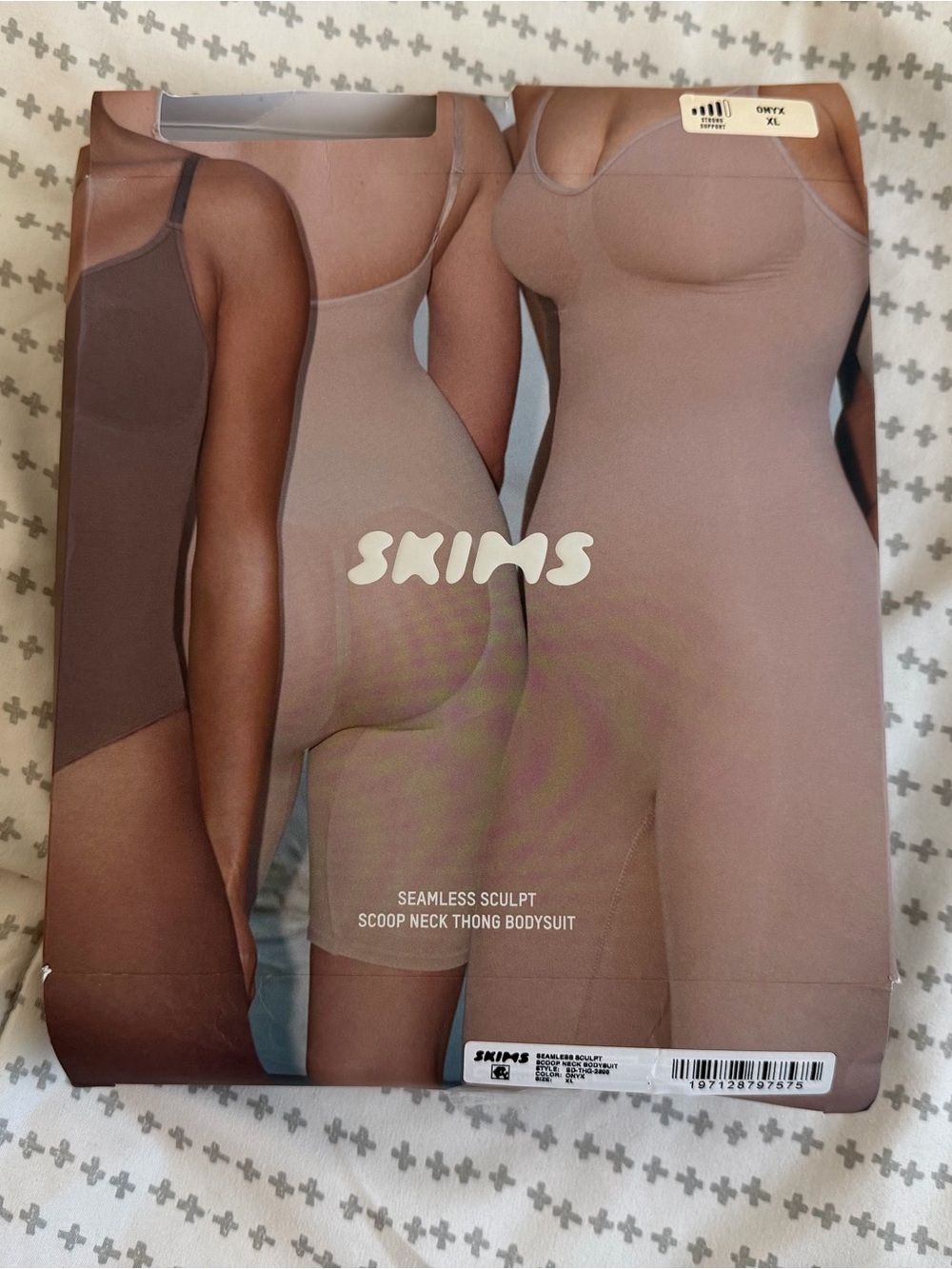 Skims SEAMLESS SCULPT SCOOP NECK THONG BODYSUIT